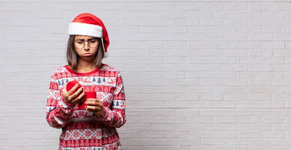 Concepto Navidad Mujer Joven Contra Pared Ladrillo — Foto de Stock