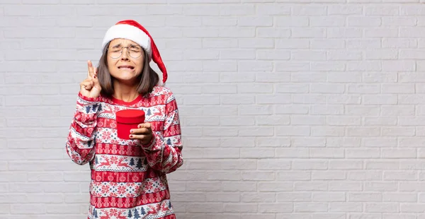 Concepto Navidad Mujer Joven Contra Pared Ladrillo — Foto de Stock