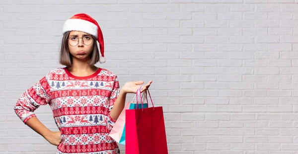 Jong Vrouw Kerst Concept Tegen Baksteen Muur — Stockfoto