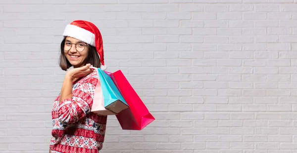 Concepto Navidad Mujer Joven Contra Pared Ladrillo —  Fotos de Stock