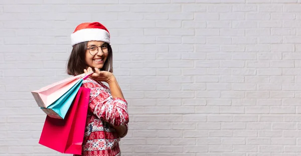 Junge Frau Fährt Mit Weihnachtskonzept Gegen Mauer — Stockfoto