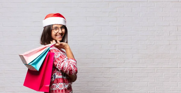 Conceito Natal Jovem Mulher Contra Parede Tijolo — Fotografia de Stock