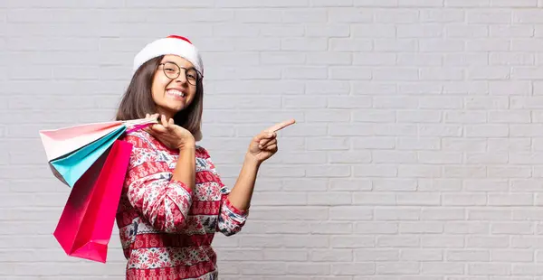 Junge Frau Fährt Mit Weihnachtskonzept Gegen Mauer — Stockfoto