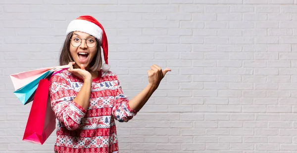 Jong Vrouw Kerst Concept Tegen Baksteen Muur — Stockfoto