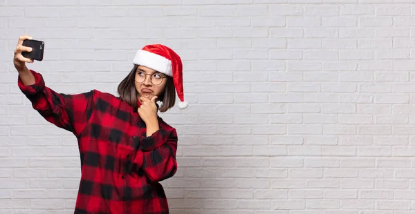 Jong Vrouw Kerst Concept Tegen Baksteen Muur — Stockfoto