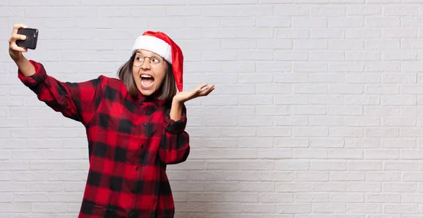 Junge Frau Fährt Mit Weihnachtskonzept Gegen Mauer — Stockfoto