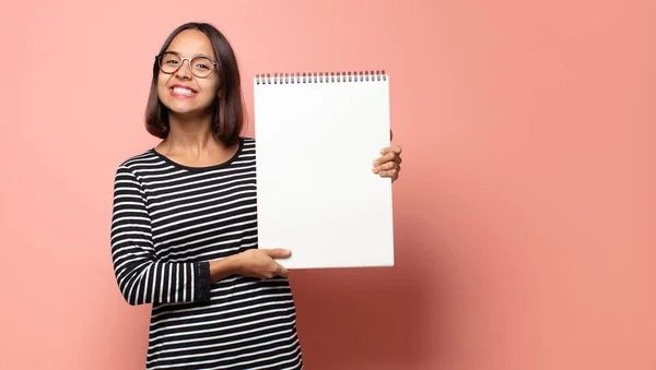 Mujer Bonita Hispana Sosteniendo Cuaderno Bocetos —  Fotos de Stock