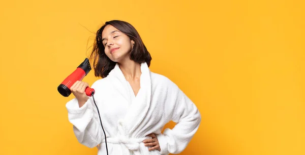 Hispânico Bonita Mulher Com Secador Cabelo — Fotografia de Stock