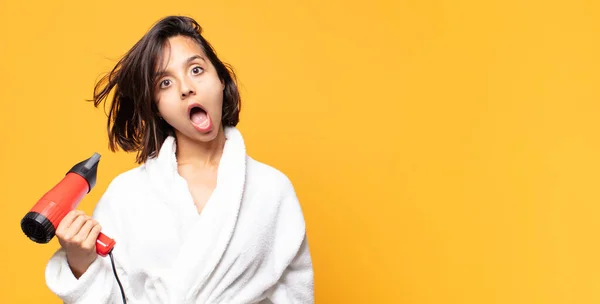 Hispânico Bonita Mulher Com Secador Cabelo — Fotografia de Stock