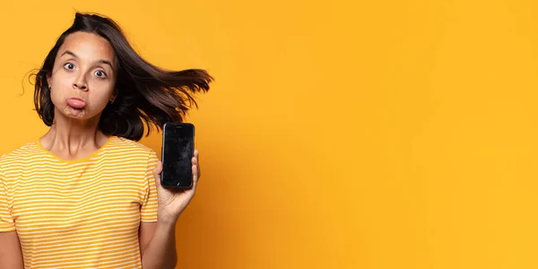 Hispanische Hübsche Frau Mit Ihrem Smartphone — Stockfoto