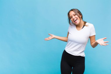 Genç İspanyol kadın mutlu, kibirli, gururlu ve kendini beğenmiş görünüyor.