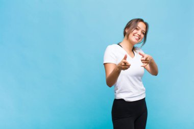 Genç İspanyol kadın kendini mutlu, sakin, tatmin olmuş, rahat ve başarılı hissediyor. Kameraya bakıyor ve seni seçiyor.