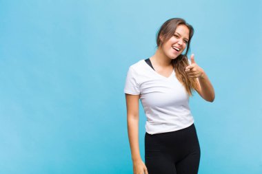 Öfkeli, çılgın bir patrona benzeyen sinirli bir ifadeyle kameraya bakan genç İspanyol kadın.