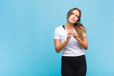 Genç İspanyol kadın entrikalar ve komplolar kuruyor, hilekar hileler ve hileler düşünüyor, kurnazlık ve ihanet