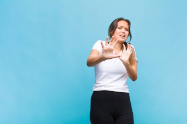 Genç İspanyol kadın korku ve panik içinde geri çekilip çığlık atıyor ve bir kabusa tepki veriyor.