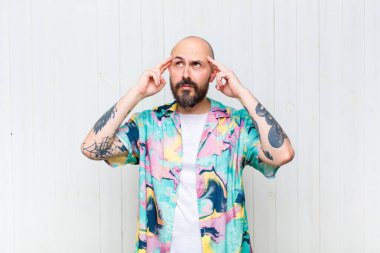 Kel bir adam kafası karışık ya da şüpheci, bir fikre odaklanmış, çok düşünüyor, uzayı kopyalamak istiyor.