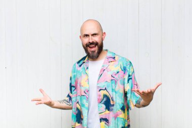 Kel adam mutlu, kibirli, gururlu ve kendinden memnun görünüyor. Kendini bir numara gibi hissediyor.