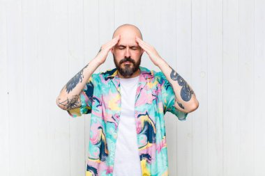 Kel adam konsantre olmuş, düşünceli ve ilham verici, beyin fırtınası yapıyor ve hayal kuruyor.