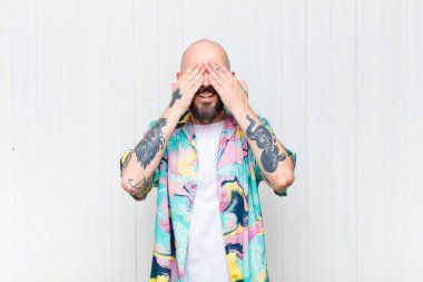 Kel adam gülümsüyor ve mutlu hissediyor, iki eliyle gözlerini kapatıyor ve inanılmaz bir sürpriz bekliyor.