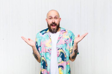 Kel adam mutlu, heyecanlı, şaşırmış ya da şok olmuş hissediyor, gülümsüyor ve inanılmaz bir şeye şaşırıyor.