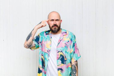 Kafası karışmış, kafası karışmış kel bir adam. Deli, deli ya da aklını kaçırmış olduğunu gösteriyor.