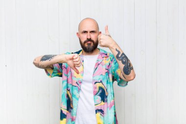 Kafası karışık, bilgisiz ve kararsız hisseden kel bir adam iyi ve kötü seçenekleri ya da seçenekleri tartıyor.