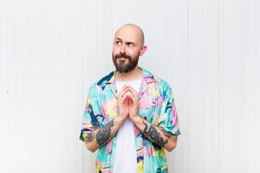 Kel adam kibirli, haylaz ve kibirli. Şeytani bir plan kurarken ya da bir numara düşünürken.