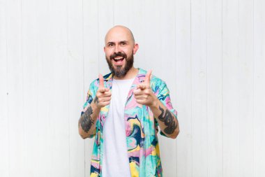 Kel adam kendini mutlu, sakin, tatmin olmuş, rahat ve başarılı hissediyor, kameraya bakıyor, seni seçiyor.