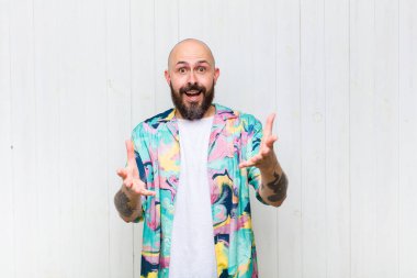 Kel adam kendini mutlu, şaşkın, şanslı ve şaşırmış hissediyor. İnanılmaz!