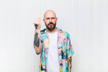 Kel adam kapiş ya da para yapıyor, sana borçlarını ödemeni söylüyor.!