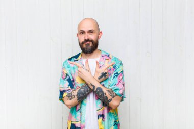 Kafası karışmış, kafası karışmış, güvensiz ve şüpheyle zıt yönlere bakan kel bir adam.