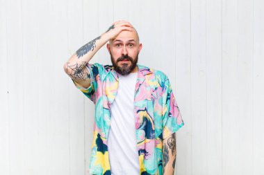 Kel bir adam unutulmuş bir mühlet yüzünden panikliyor, stresli hissediyor, bir pisliği veya hatayı örtbas etmek zorunda kalıyor.