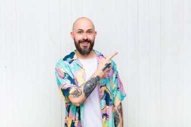 Kel adam heyecanlı ve şaşırmış görünüyor. Yana ve yukarıya bakıp boşluğu kopyalıyor.