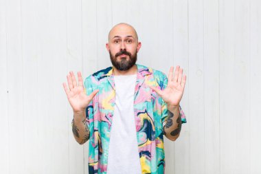 Kel adam gergin, endişeli ve endişeli görünüyor. Benim hatam olmadığını söylüyor. Yoksa ben yapmadım. 