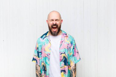 Kel adam agresif bir şekilde bağırıyor, çok kızgın, sinirli, öfkeli ya da sinirli görünüyor, hayır