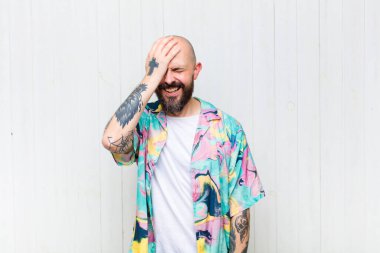 Kel adam gülüyor ve alnına şaplak atıyor. Unuttum ya da aptalca bir hataydı. 