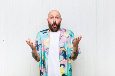 Kel adam ağzı açık ve şaşırmış, şok olmuş ve hayrete düşmüş inanılmaz bir sürprizle