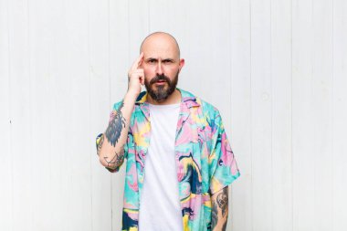 Kel adam şaşırmış, ağzı açık, şok olmuş, yeni bir düşünce, fikir ya da konsept keşfediyor.