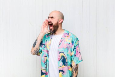 Kel adam öfkeyle bağırıyor kenardaki boşluğu kopyalasın diye, eli ağzının yanında.