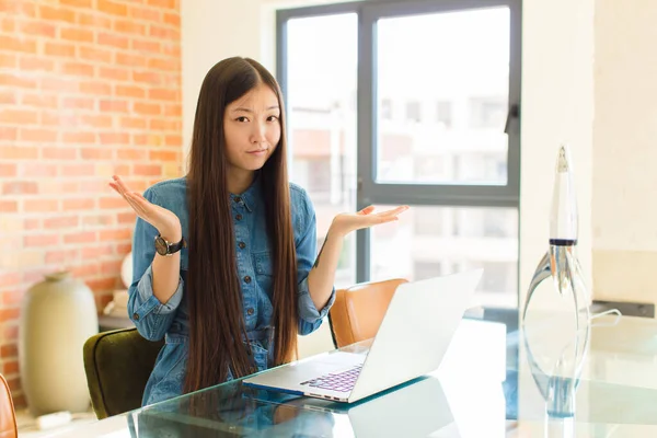 Jong Aziatische Vrouw Kijken Verbaasd Verward Gestrest Afvragen Tussen Verschillende — Stockfoto