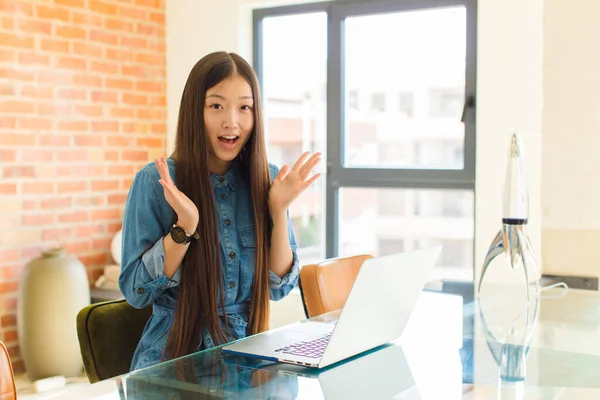 Jonge Aziatische Vrouw Zich Gelukkig Opgewonden Verrast Geschokt Glimlachend Verbaasd — Stockfoto