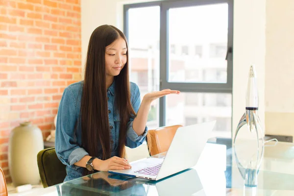 Ung Asiatisk Kvinna Känner Sig Glad Och Ler Nonchalant Tittar — Stockfoto