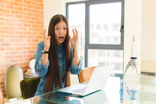 Młoda Azjatycka Kobieta Krzyczy Rękami Górze Czując Wściekły Sfrustrowany Zestresowany — Zdjęcie stockowe