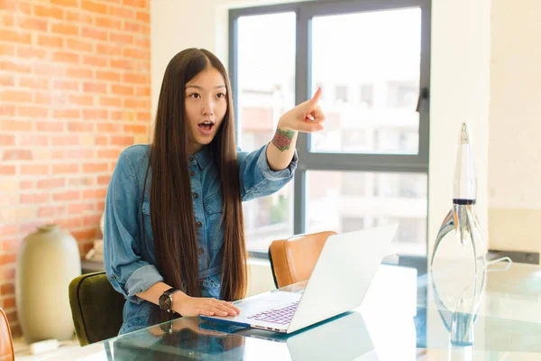 Jonge Aziatische Vrouw Voelt Zich Geschokt Verrast Wijzen Kijken Omhoog — Stockfoto