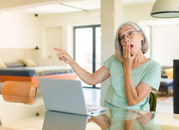 Orta Yaşlı Kadın Kendini Mutlu Şaşkın Şaşırmış Hissediyor Ağzını Eliyle — Stok fotoğraf