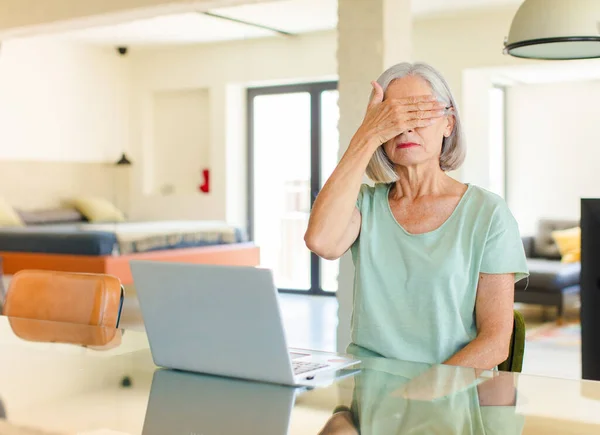 Orta Yaşlı Bir Kadın Tek Eliyle Gözlerini Kapatıyor Korkmuş Endişeli — Stok fotoğraf