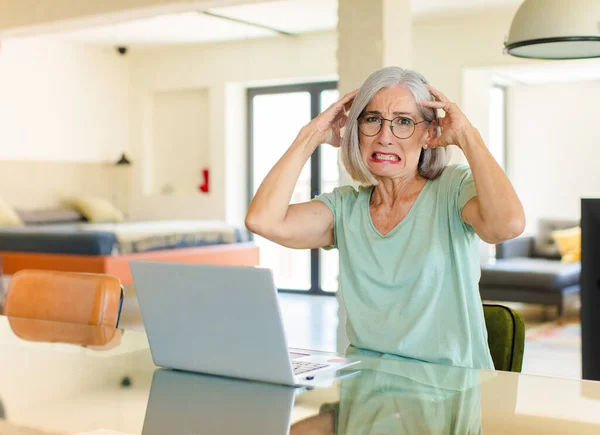 Orta Yaşlı Bir Kadın Stresli Endişeli Endişeli Korkmuş Elleri Başının — Stok fotoğraf