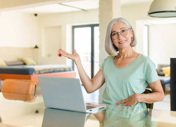 Mujer Mediana Edad Sonriendo Sintiéndose Segura Exitosa Feliz Mostrando Concepto — Foto de Stock