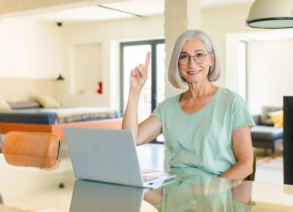 Mujer Mediana Edad Sonriendo Alegre Felizmente Apuntando Hacia Arriba Con — Foto de Stock