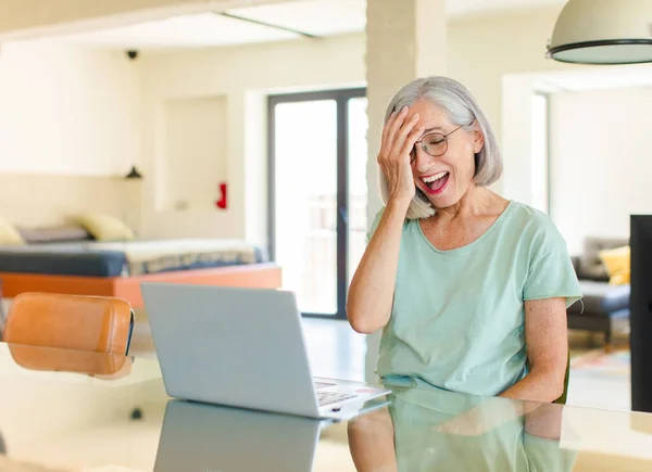 Middle Age Woman Laughing Slapping Forehead Saying Doh Forgot Stupid — Stock Photo, Image